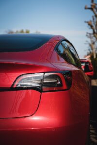 テスラの株価は日本時間でいつ確認すればいい？